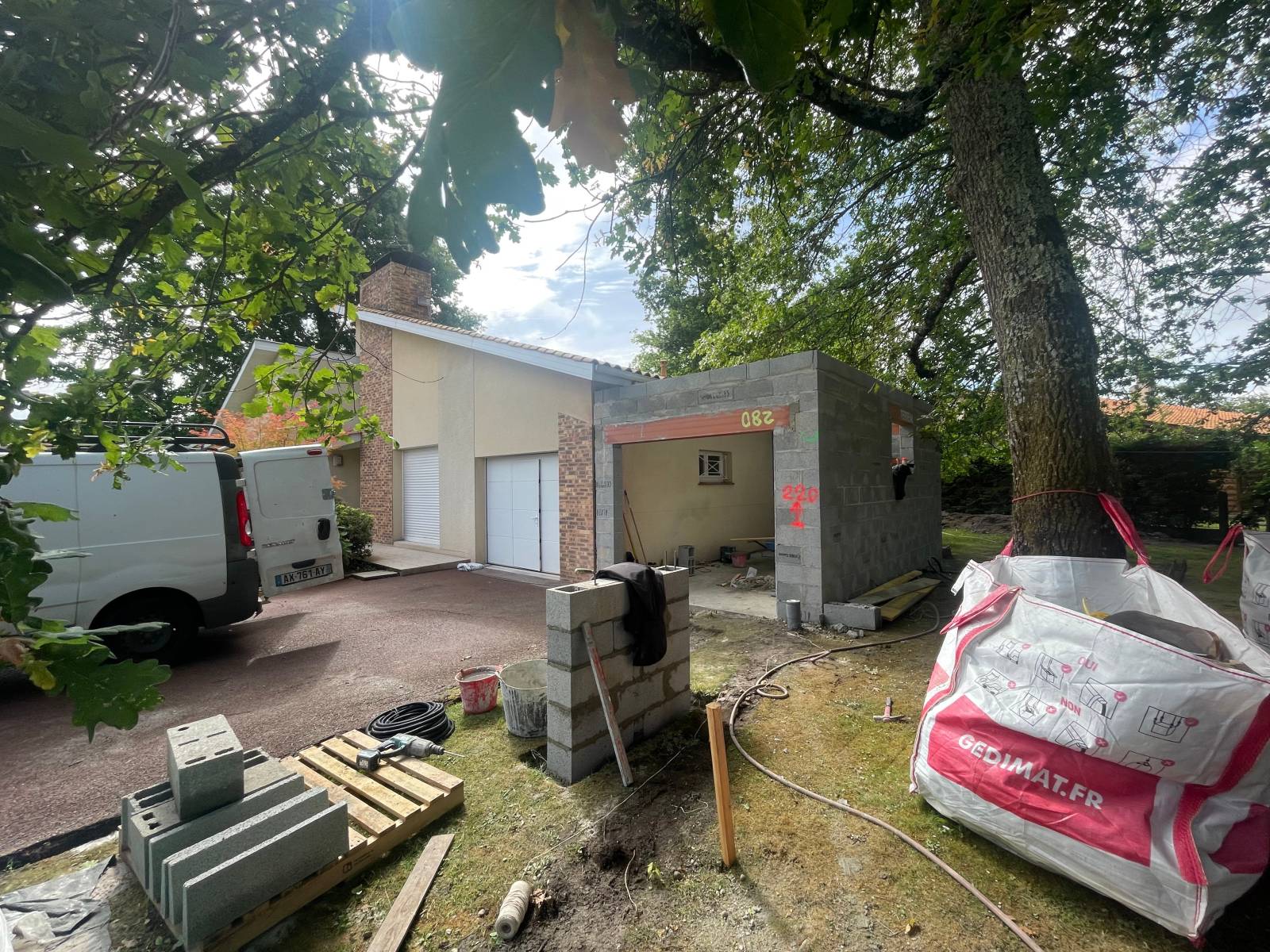 Extension d’un garage à Saint Médard en Jalles, une parfaite intégration avec le caractère de la maison existante