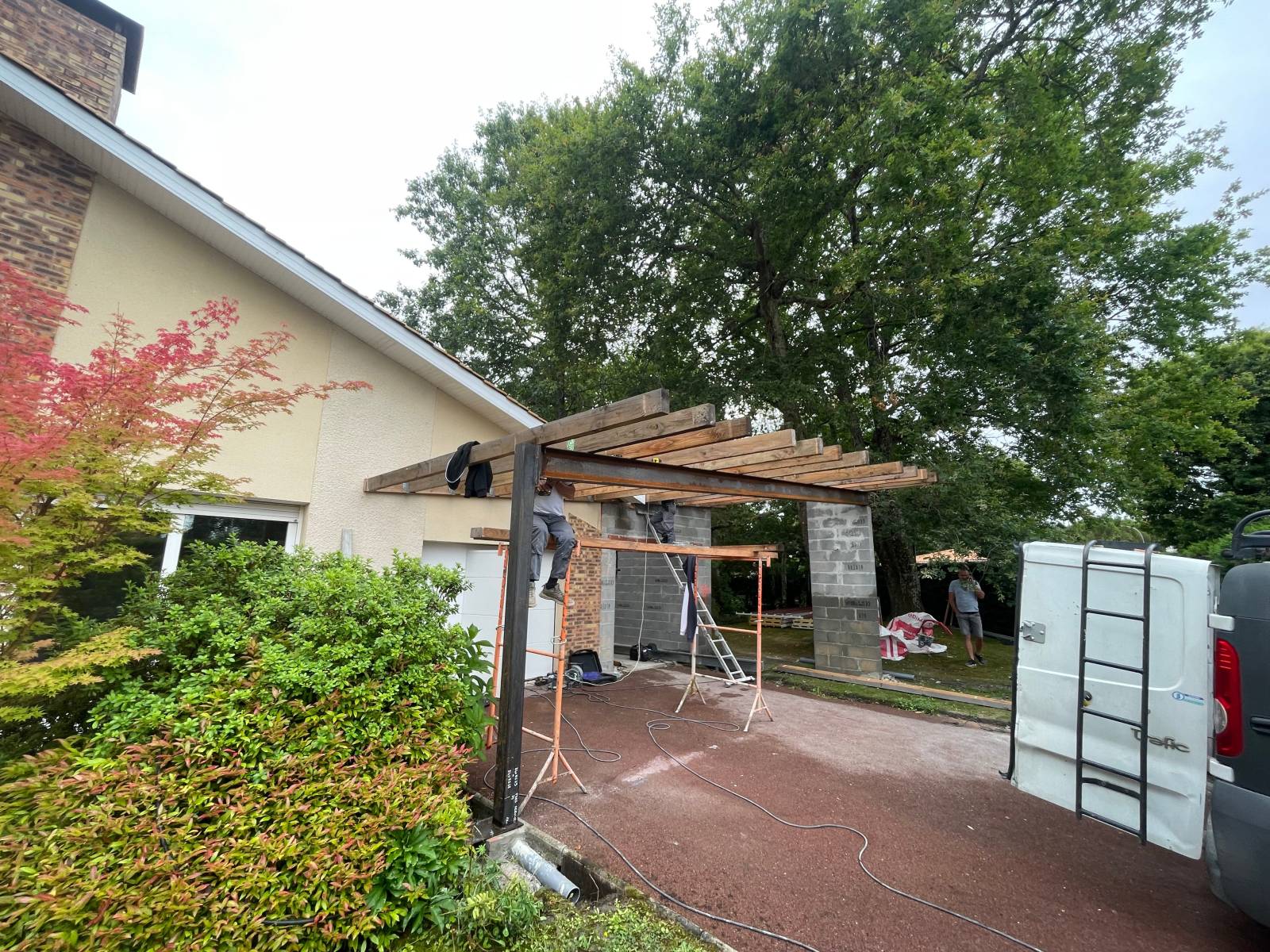 Extension d’un garage à Saint Médard en Jalles, une parfaite intégration avec le caractère de la maison existante