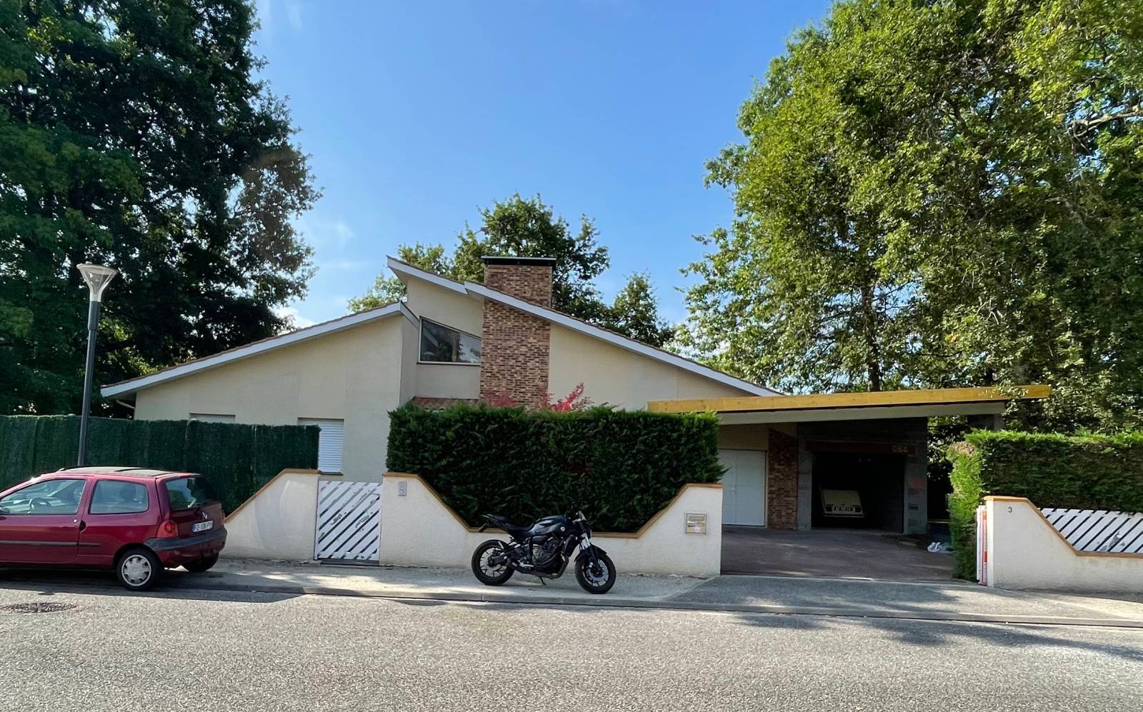 Extension d’un garage à Saint Médard en Jalles, une parfaite intégration avec le caractère de la maison existante