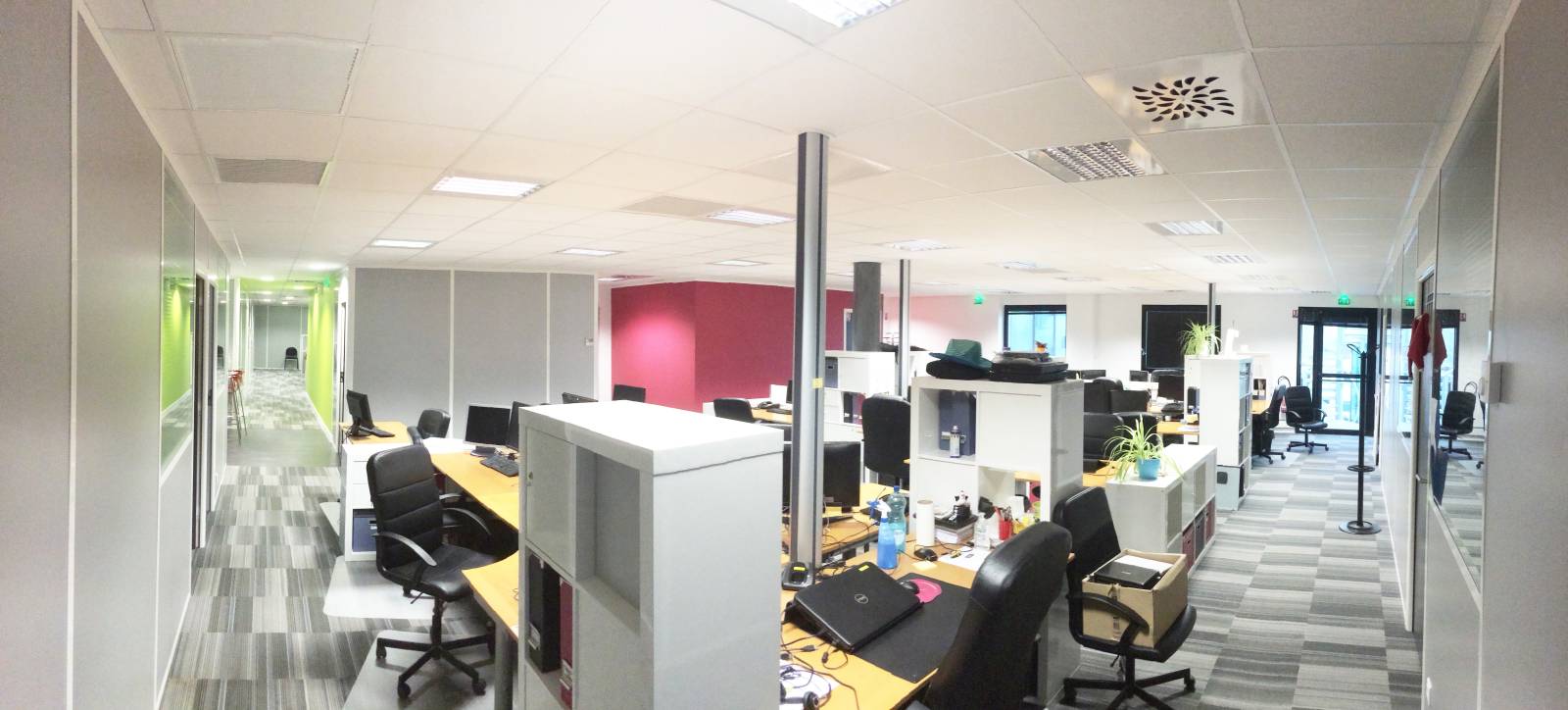 Bureaux aménagés avec des meubles Ikéa