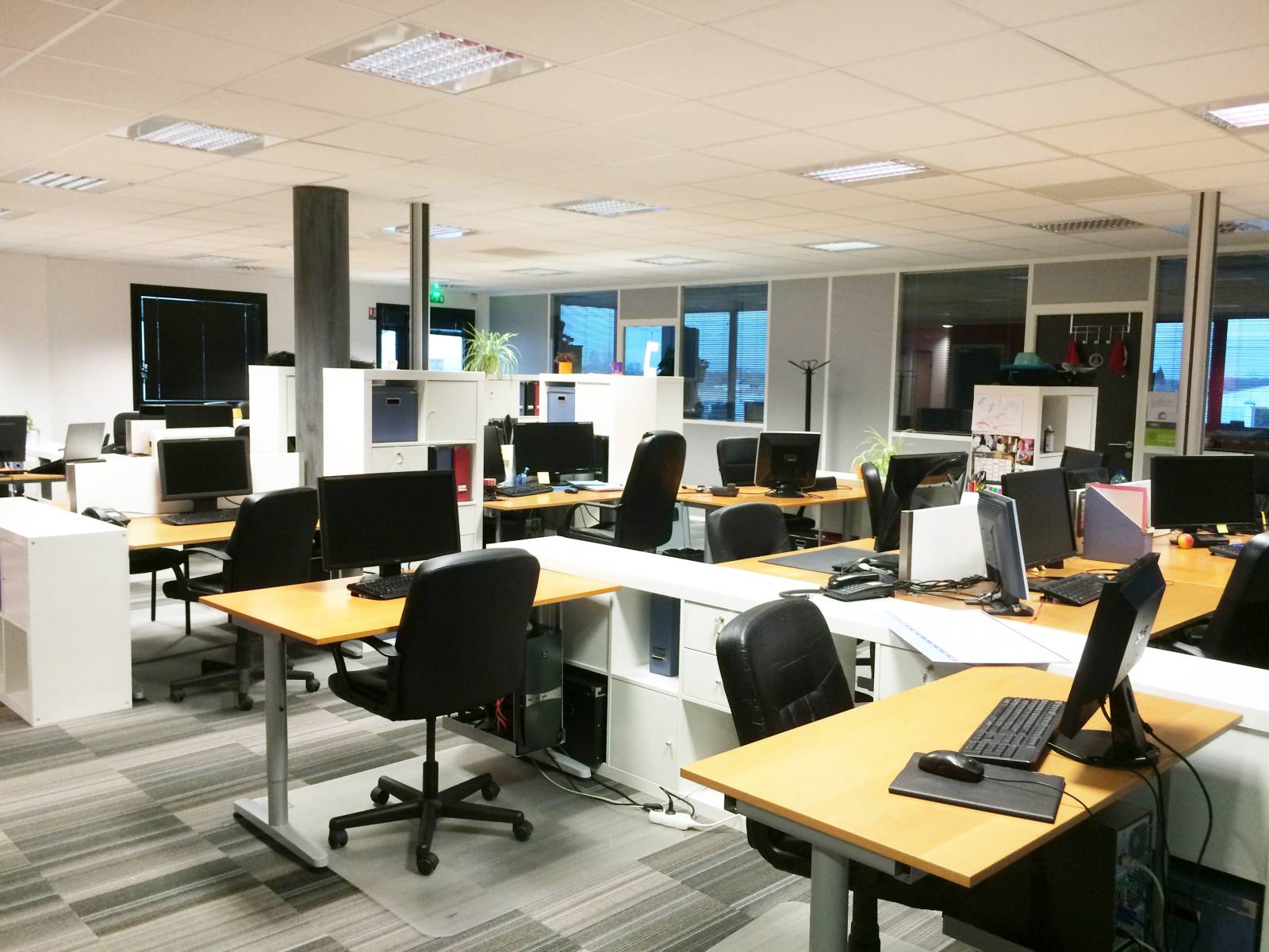 Bureaux aménagés avec des meubles Ikéa