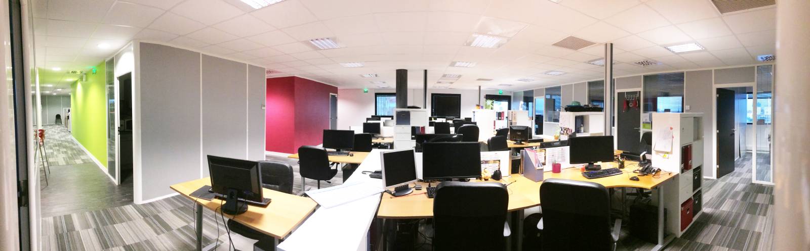Bureaux aménagés avec des meubles Ikéa