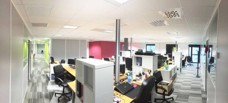 Bureaux aménagés avec des meubles Ikéa