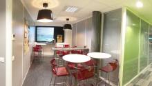 Bureaux aménagés avec des meubles Ikéa